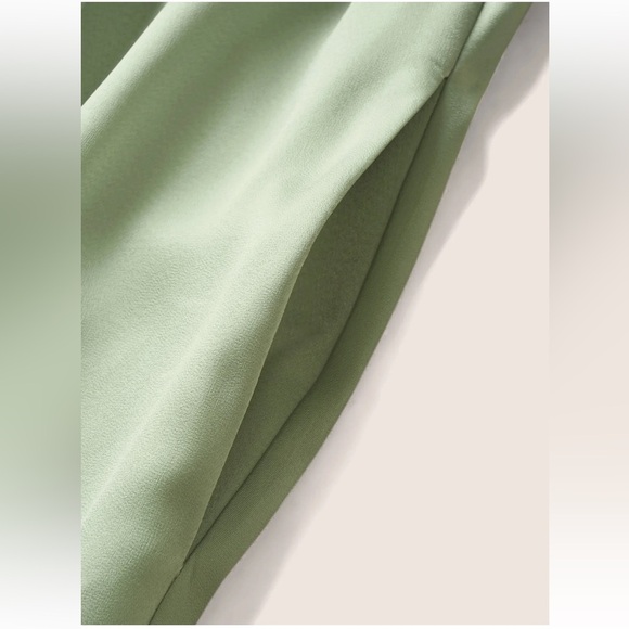 BloomChic Plus Size 2XL Solid Heart Neckline Satin Ruffle Sleeve Dress us18-20 - Picture 5 of 7